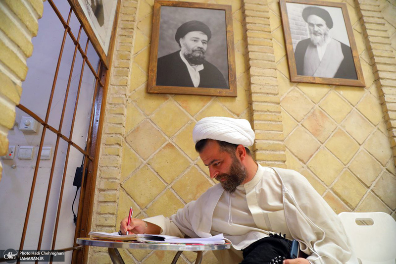 حضور زائران در بیت تاریخی حضرت امام در نجف در روزهای منتهی به اربعین