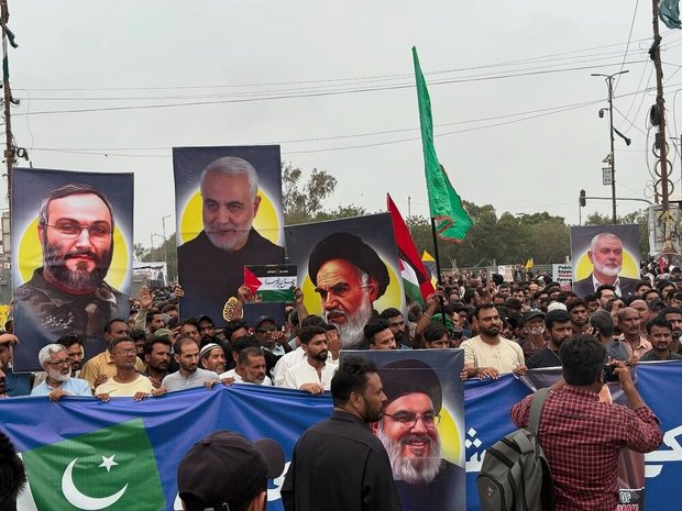 کراچی پاکستان؛ ایران پر امریکی و اسرائیلی جارحیت کے خلاف زبردست ریلی
