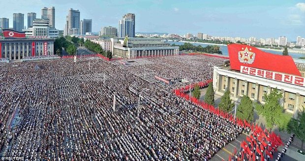 تصاویر تجمع بزرگ مردم کره شمالی علیه تهدیدات آمریکا