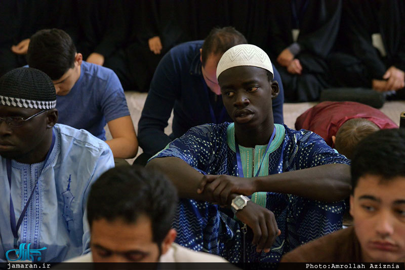 ادای احترام شرکت کنندگان در سی و چهارمین دوره مسابقات قرآن کریم به مقام امام خمینی(س)