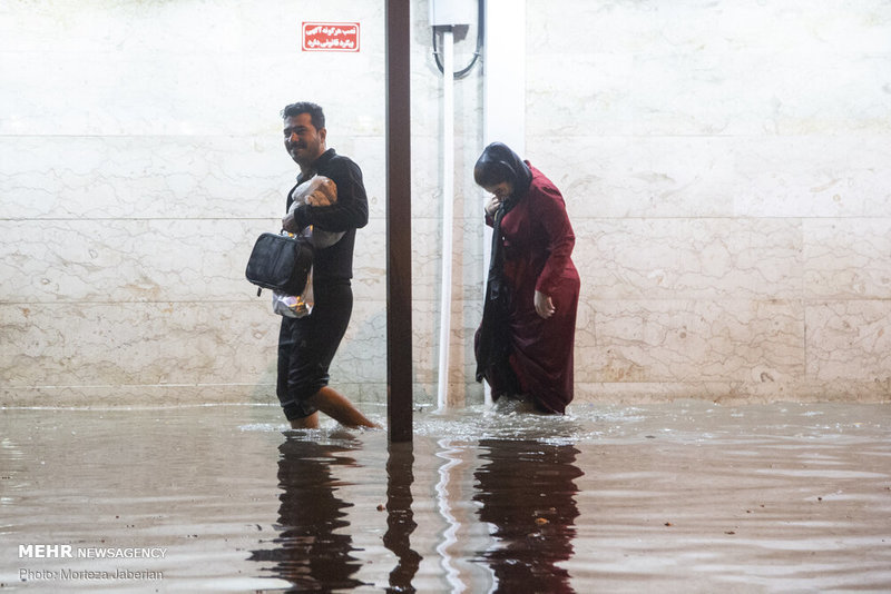 آب گرفتگی منازل و معابر در اهواز + تصاویر