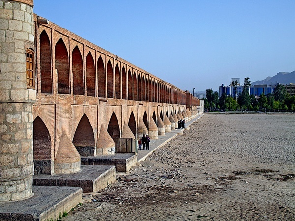 احتمال جاری شدن آب زاینده‌رود در دی ماه  بی‌نتیجه بودن جلسات مبارزه با مفاسد اقتصادی  نباید تاوان قاچاق سوخت را مردم بدهند