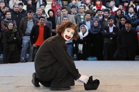 اجرای نمایش های خیابانی خدمات دولت در مناطق حاشیه ای شهر اراک
