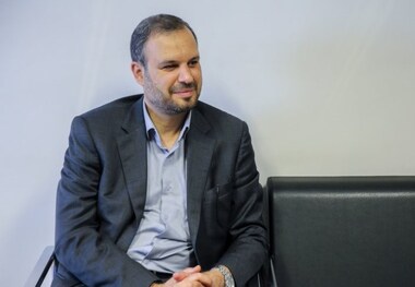 آشفتگی اقتصادی را به سیاست منتقل نکنیم