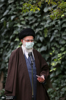 کاشت دو نهال میوه در روز درختکاری توسط رهبر معظم انقلاب