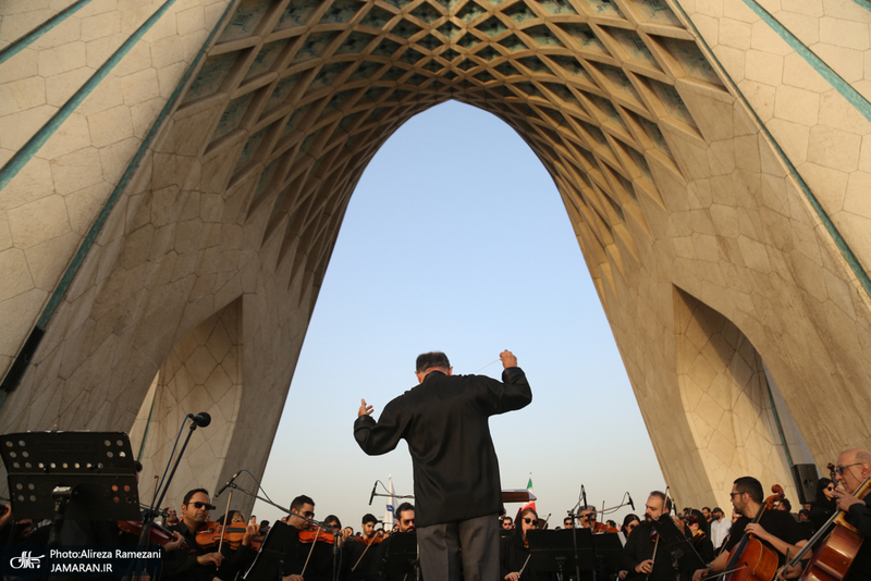 اجرای ارکستر سمفونیک تهران در برج آزادی
