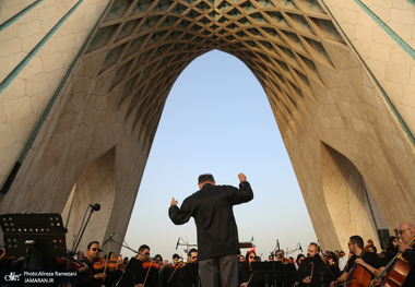 اجرای ارکستر سمفونیک تهران در برج آزادی