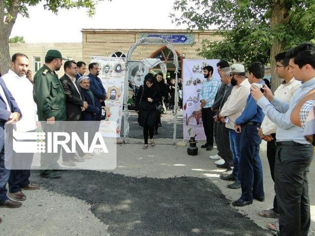 کاروان دانش آموزان دختر از دیواندره‌ عازم مناطق عملیاتی شمالغرب شد