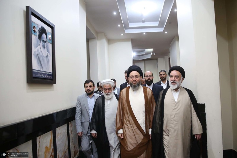 ادای احترام سید عمار حکیم به حضرت امام خمینی (س)