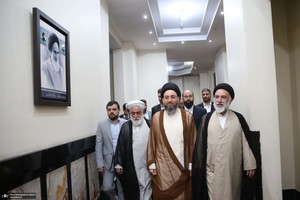 ادای احترام سید عمار حکیم به حضرت امام خمینی (س)