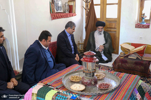 حضور اقشار مختلف مردم به مناسبت دهه فجر در بیت تاریخی امام خمینی (س)