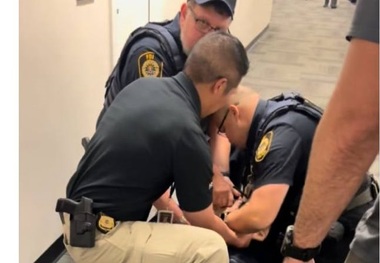 بازداشت وحشیانه سناتور آمریکایی! + عکس و فیلم