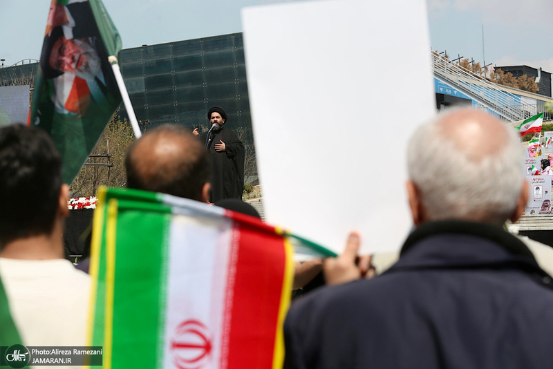 اجتماع مردمی بزرگداشت روز جمهوری اسلامی همراه با اهتزار بزرگترین پرچم مقدس در گذر فرهنگ