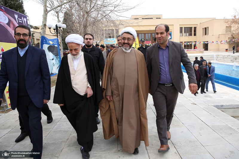 بازدید آیت الله دری نجف آبادی از نمایشگاه عکس امام دل‌ها‎