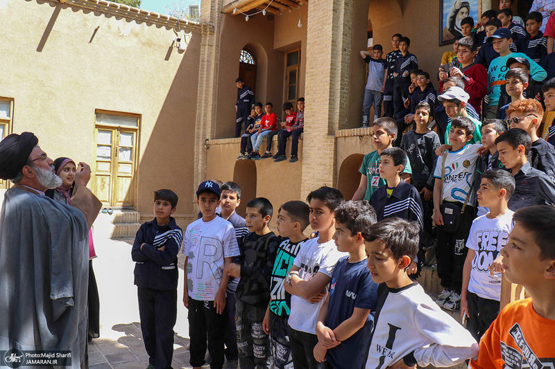 بازدید دانش آموزان از بیت و زادگاه امام در خمین