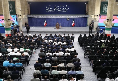 الإمام الخامنئی: أمریکا هی الإرهاب والتجسید الحقیقی له