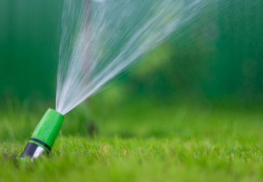 پیام‌های مردمی: در تهران آب ما قطع می‌شود، اما چمن‌ها آبیاری می‌شوند! + فیلم