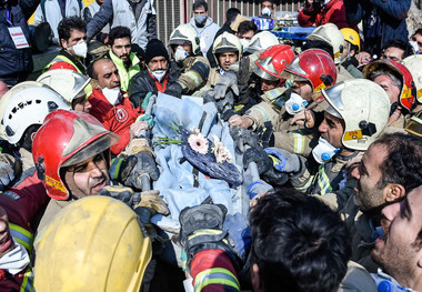 تصویری از برادر دوقلوی یکی از آتش نشانان در لحظه کشف پیکر برادرش