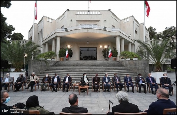  دیدار جمعی از هنرمندان و پیشکسوتان عرصه‌های مختلف هنری با رئیسی + تصاویر