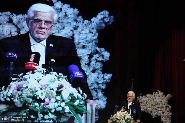 عارف: علم و فرهنگ، چماق و پاسبان نمی‌خواهد زیرا نتیجه عکس می‌دهد/ باید جوانانی تربیت کنیم که ایثار در وجود آنها نهادینه شده و خدمت به مردم را وظیفه خود بدانند/ پیش از تعلیم، وظیفه تربیت داریم و مردم نیز قیم نمی‌خواهند
