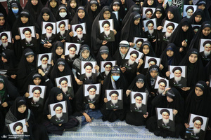 بازدید جمعی از دانش آموزان مدرسه انقلاب کرج از بیت امام خمینی در جماران