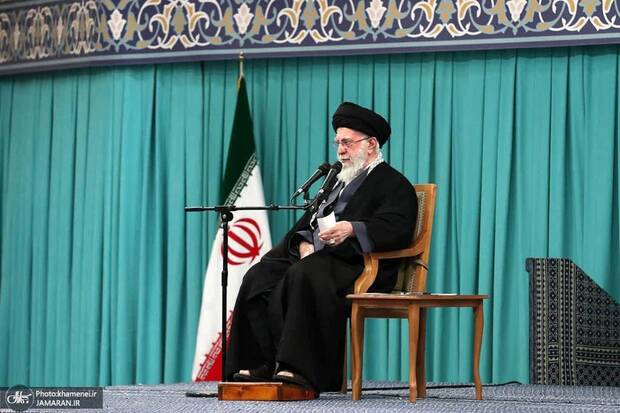 رهبر انقلاب: ما رئیس‌جمهور آمریکا را به دلیل تلفات، خسارات و تهمتی که به ملت ایران زد، مجرم می‌دانیم/ هدف آمریکا بلعیدن ایران است/ سلطه آمریکا با رهبری امام خمینی از بین رفت/ ما کشور را به طرف جنگ نمی‌بریم اما مجرمان داخلی و بین‌المللی را هم رها نمی‌کنیم