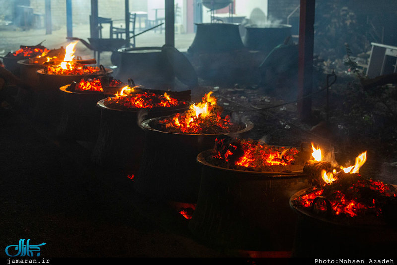 تهیه آش امام حسین(ع) در روستای رحمت‌آباد یزد