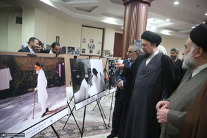 بازدید سید حسن خمینی از نمایشگاع عکس امام امت