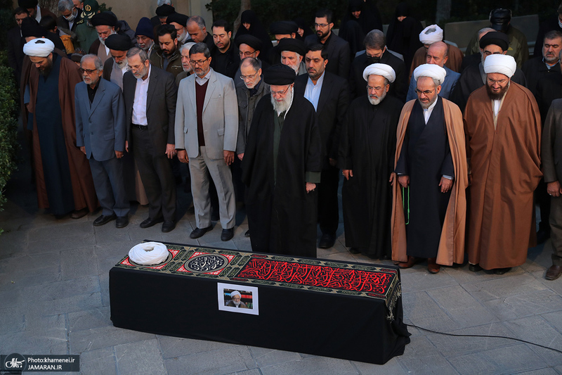 اقامه نماز رهبر معظم انقلاب بر پیکر آیت‌ الله امامی کاشانی (ره)