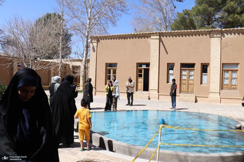ازدید خانوادگی گردشگران نوروزی از بیت تاریخی حضرت امام در خمین