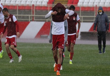  بارش شدید تگرگ و حضور شجاعی در ورزشگاه + تصاویر
