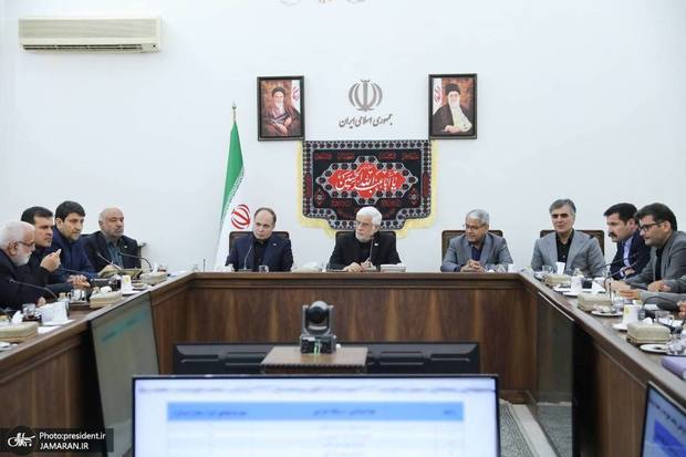 عارف: کسب و کارهای آسیب دیده از حمله رژیم صهیونیستی در اولویت ارائه تسهیلات قرار گیرند/ اولویت دولت حمایت از اشتغال پایدار در مناطق محروم است/ دستگاه‌ها در توزیع تسهیلات تکلیفی دقت کنند/ توجه به ایجاد اشتغال در مناطق محروم کشور اولویت اصلی دولت است