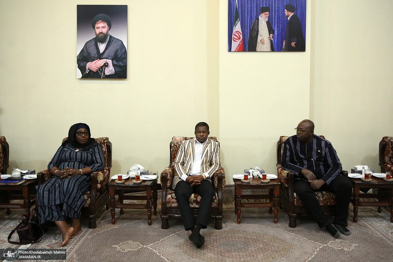 ادای احترام نخست وزیر بورکینافاسو و هیأت همراه نسبت به مقام شامخ بنیان‌گذار جمهوری اسلامی ایران