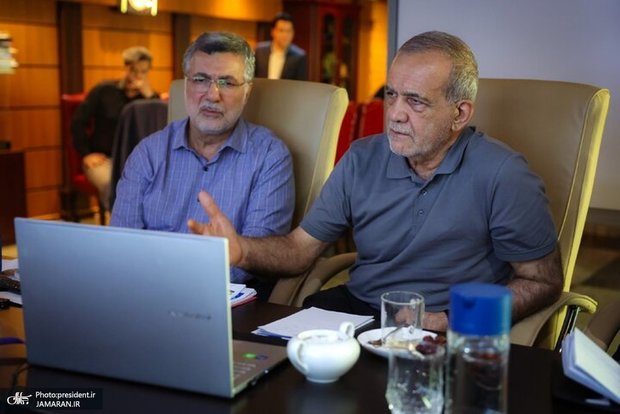 پزشکیان: رخدادهای اجتماعی‌ دی‌ماه سال گذشته قابل پیشگیری بود/ بخش قابل توجهی از کسانی که در این رخدادها حضور داشتند، با آسیب‌هایی همچون بیکاری و محرومیت درگیر بودند/ اگر زمینه‌های شکل‌گیری آسیب‌ها را شناسایی و مدیریت می‌کردیم، بسیاری مسائل بروز نمی‌یافت