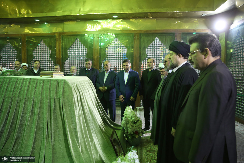 تجدیدمیثاق رئیس و جمعی از کارکنان بنیاد مستضعفان با امام راحل