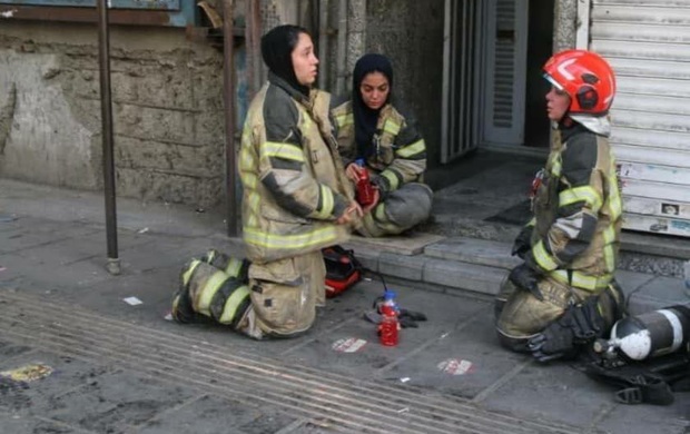 زنان آتش نشان در تهران پس از عملیات و خاموش کردن آتش + عکس و واکنش معاون پزشکیان