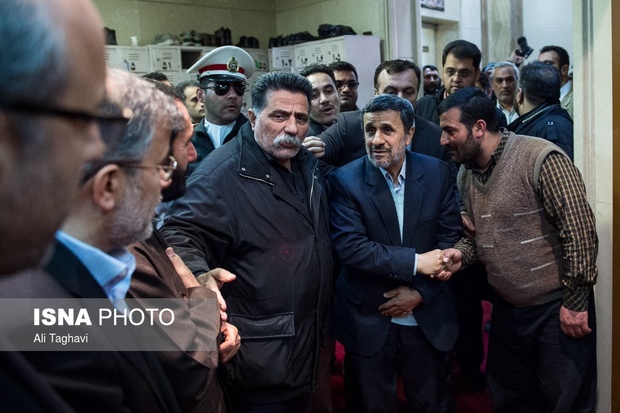 احمدی‌نژاد در مراسم چهلم شهدای آتش‌نشان پلاسکو+ عکس