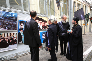 بازدید میهمانان خارجی جهت شرکت در مراسم رهبر شهید از حسینیه جماران