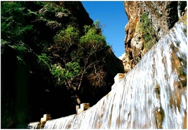 خسارت ریزش کوه به محوطه آبشار یاسوج