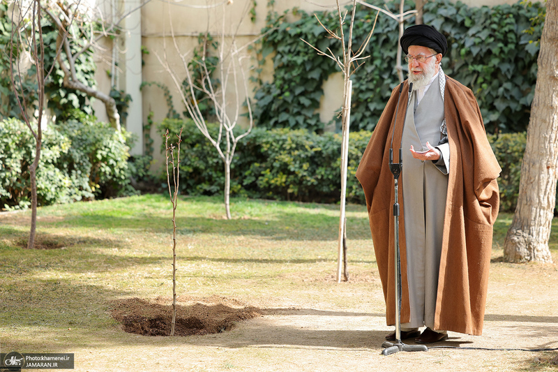 کاشت نهال در روز درختکاری توسط رهبر معظم انقلاب