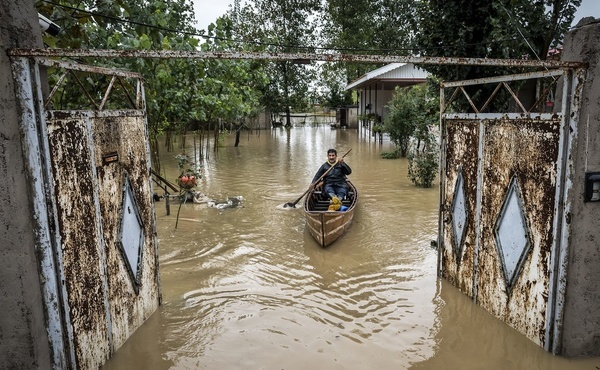 تشریح آخرین وضعیت سیلاب در آق‌قلا  مردم به طبقات بالای واحدهای مسکونی بروند