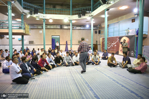 بازدید جمعی از دانشجویان خارجی از بیت امام خمینی (س) در جماران  1