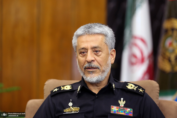 امیر سیاری: در جنگ ۱۲ روزه خیلی از بازنشستگان و سربازانی که خدمت‌شان تمام شده بود آمده بودند جلوی پادگان و خواستار این بودند که به خدمت برگردند و با صهیونیست‌ها بجنگند/ رزمندگان خط مقدم ما می‌دانستند که ۹۵ درصد به شهادت می‌رسیدند اما پای قبضه می رفتند