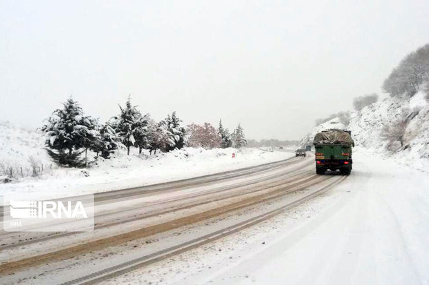 یخبندان موجب لغزندگی سطح جاده‌های کردستان شده است