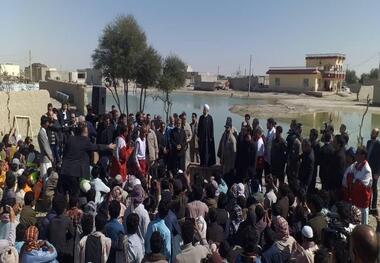 تصویری از درد و دل یک امدادگر با روحانی در مناطق سیل زده