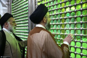 ادای احترام سید عمار حکیم به حضرت امام خمینی (س)