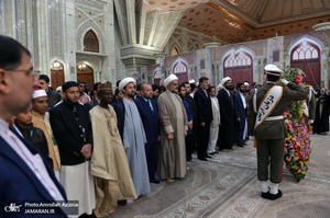 ادای احترام شرکت‌کنندگان در مسابقات بین‌المللی قرآن کریم نسبت به امام خمینی(س)