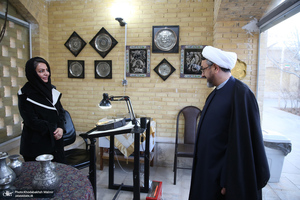 بازدید رئیس موسسه تنظیم و نشر آثار امام خمینی (س) از نمایشگاه عکس «امام دل‌ها‎»  و گذر فرهنگی هفته بر آستان آفتاب