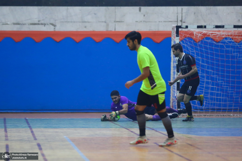 مسابقه فوتسال خیریه بین تیم هنرمندان و منتخب بنیاد حضرت زینب (س)