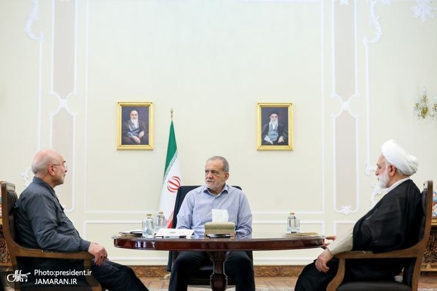 جلسه سران قوا به میزبانی پزشکیان برگزار شد + عکس ها